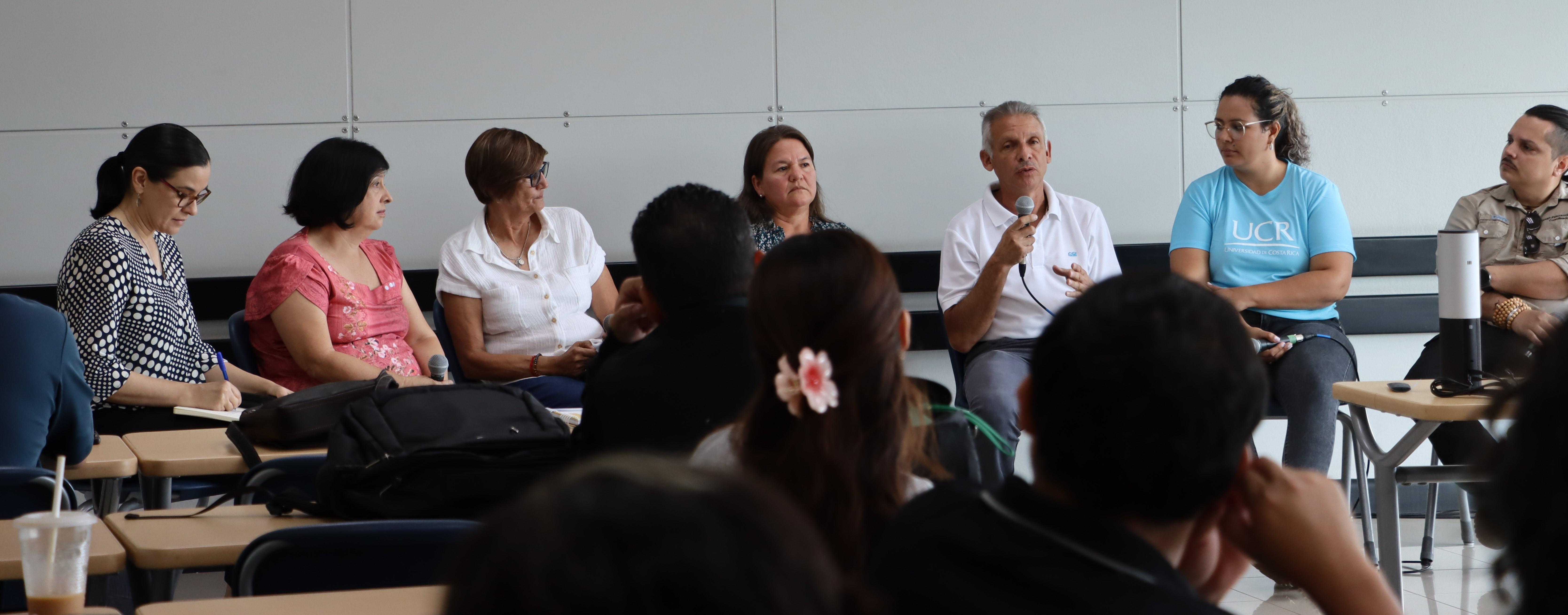 Foto del conversatorio con comunidades. 