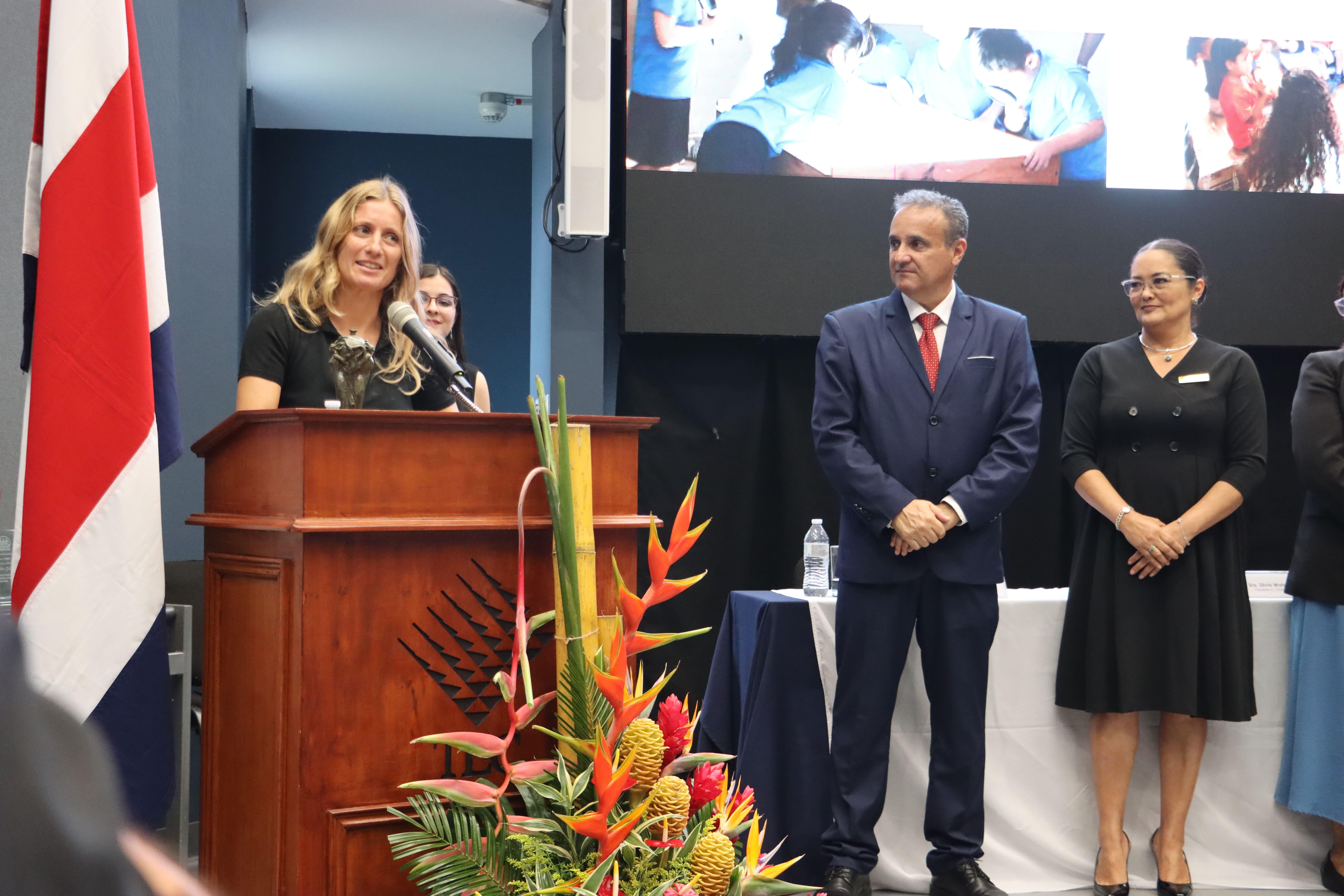 Laetitia Deweer, directora y fundadora de CEPIA, recibiendo el Premio Aportes al Mejoramiento de la Calidad de Vida 2025, en la categoría organización de la sociedad civil, por promover la inclusión social y el desarrollo integral de personas en condición de vulnerabilidad en Guanacaste. Foto: Alisson Chévez.
