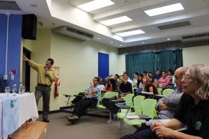 El M.Sc. Guido Barrientos Matamoros, capacitador del Programa Estado de la Nación del CONARE explica a los y las estudiantes de la Sede de Guanacaste los principales resultados del XXI Informe del Estado de la Nación (foto Enrique López). El M.Sc. Guido Barrientos Matamoros, capacitador del Programa Estado de la Nación del CONARE explica a los y las estudiantes de la Sede de Guanacaste los principales resultados del XXI Informe del Estado de la Nación (foto Enrique López).