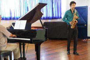 Saxofonista Camilo Alvarado y pianista Profesor Federico Molina. Foto proporcionada por la Etapa Básica de Música de Turrialba. Saxofonista Camilo Alvarado y pianista Profesor Federico Molina. Foto proporcionada por la Etapa Básica de Música de Turrialba.