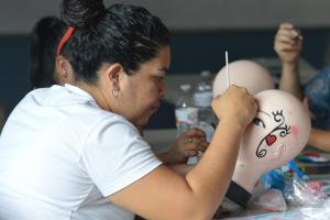 Un grupo de 20 mujeres seleccionadas por el INAMU participaron del Taller de Pintacaritas. Fotografía por Mariana Arce. Un grupo de 20 mujeres seleccionadas por el INAMU participaron del Taller de Pintacaritas. Fotografía por Mariana Arce.