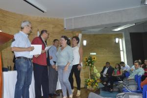 Integrantes de la Comisión Calificadora hicieron entrega de los certificados a las y los docentes cuyos proyectos resultaron seleccionados. Foto: Hilda Carvajal Miranda. Integrantes de la Comisión Calificadora hicieron entrega de los certificados a las y los docentes cuyos proyectos resultaron seleccionados. Foto: Hilda Carvajal Miranda.