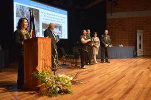 En representación del Dr. Shyam Nandwany, su esposa y otros familiares recibieron el premio en la categoría Persona Física. Foto: Hilda Carvajal Miranda. En representación del Dr. Shyam Nandwany, su esposa y otros familiares recibieron el premio en la categoría Persona Física. Foto: Hilda Carvajal Miranda.