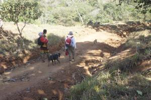 Jorge Mora y John Baltodano caminan a la recuperación desde la comunidad de Térraba hasta Finca San Andrés, por el trillo. Fotografía: Esteban Barquero Salazar. Jorge Mora y John Baltodano caminan a la recuperación desde la comunidad de Térraba hasta Finca San Andrés, por el trillo. Fotografía: Esteban Barquero Salazar.