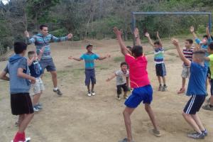 Actividades de calentamiento con los niños de LasBrisas. Foto por: Elba Mendoza. Actividades de calentamiento con los niños de LasBrisas. Foto por: Elba Mendoza.