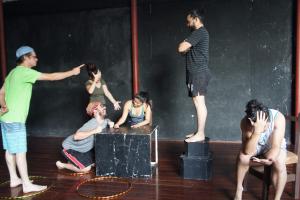 te una imagen colectiva que capte alguna situación, como ejercicio de improvisación y conciencia espacial y corporal. Foto cortesía IE-68. El grupo representa espontáneamente una imagen colectiva que capte alguna situación, como ejercicio de improvisación y conciencia espacial y corporal. Foto cortesía IE-68.