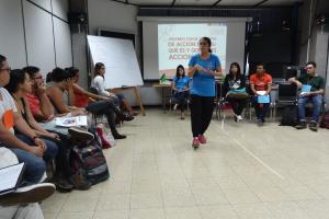 Mariana Buzó. coordinadora de Iniciativas Estudiantiles comenta sobre la importancia de comprender el término de Acción Social. Foto por: Raquel Hernández Hidalgo Mariana Buzó. coordinadora de Iniciativas Estudiantiles comenta sobre la importancia de comprender el término de Acción Social. Foto por: Raquel Hernández Hidalgo