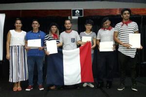 Rosberly López, José Villalobos y los estudiantes con sus certificados. Foto cortesía del ED-2884.