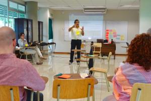 “El mayor logro es el descubrimiento de la riqueza de experiencias que se están realizando en los distintos lugares, porque tenemos 25 personas haciendo 25 experiencias distintas”, Lic. Óscar Jara, encargado de impartir el taller. Fotografía: Valeria Piedra “El mayor logro es el descubrimiento de la riqueza de experiencias que se están realizando en los distintos lugares, porque tenemos 25 personas haciendo 25 experiencias distintas”, Lic. Óscar Jara, encargado de impartir el taller. Fotografía: Valeria Piedra