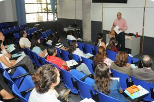 El Vicerrector de Acción Social expone que los fondos concursables promueven el nacimiento de nuevos proyectos. Fotografía: Marcelo Guzmán El Vicerrector de Acción Social expone que los fondos concursables promueven el nacimiento de nuevos proyectos. Fotografía: Marcelo Guzmán
