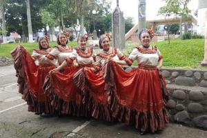 El folklore convocó a estas mujeres de San Ramón e integraron la agrupación Recuerdos de mi Tierra . Foto por Hazel González El folklore convocó a estas mujeres de San Ramón Foto por Hazel González