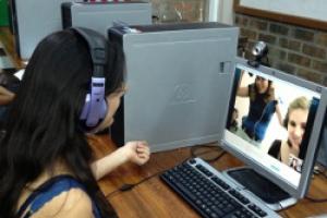 Las videoconferencias también promueven la creación de vínculos y amistades entre personas de ambos países. Las videoconferencias también promueven la creación de vínculos y amistades entre personas de ambos países.