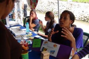 Estudiantes del TC-538 compartieron consejos para tener una mejor salud mental con las personas que asistieron a la feria Estudiantes del TC-538 compartieron consejos para tener una mejor salud mental con las personas que asistieron a la feria