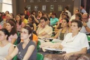 El auditorio de la Facultad de Educación se llenó en su totalidad durante el Foro. El auditorio de la Facultad de Educación se llenó en su totalidad durante el Foro.