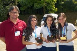 Las estudiantes Andrea, Daniela y Silvia recibieron el premio y expresaron: De verdad vale la pena hacer investigación científica y tecnológica. Daniela Valverde. He aprendido cosas que sin esto nunca habría podido conocer. Andrea Salazar. - Ahora sigue la feria de Intel y la idea es mejorar el proyecto para representar a Costa Rica lo mejor posible. Silvia. Las estudiantes Andrea, Daniela y Silvia recibieron el premio y expresaron: De verdad vale la pena hacer investigación científica y tecnológica. Daniela Valverde. He aprendido cosas que sin esto nunca habría podido conocer. Andrea Salazar. - Ahora sigue la feria de Intel y la idea es mejorar el proyecto para representar a Costa Rica lo mejor posible. Silvia.