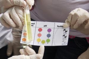 Estudiantes de colegios públicos de la Gran Área Metropolitana monitorean la calidad del agua en ríos cercanos y miden el ph, oxígeno disuelto, turbidez y temperatura. (Foto: tomada del video Fondos Concursables 2013) Estudiantes de colegios públicos de la Gran Área Metropolitana monitorean la calidad del agua en ríos cercanos y miden el ph, oxígeno disuelto, turbidez y temperatura. (Foto: tomada del video Fondos Concursables 2013)