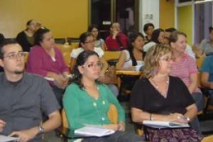 Los docentes reciben capacitación sobre cómo mejorar su metodología de enseñanza del francés. Los docentes reciben capacitación sobre cómo mejorar su metodología de enseñanza del francés.