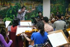 Ensayo Orquesta UCR, dirigido por Luis Diego Herra. Foto: Escuela de Artes Musicales. Ensayo Orquesta UCR, dirigido por Luis Diego Herra. Foto: Escuela de Artes Musicales.