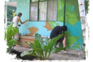 Estudiantes del TCU pintando murales en escuelas. Estudiantes del TCU pintando murales en escuelas.