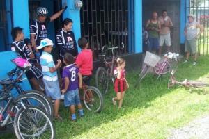 Con el fin de unir a la comunidad se desarrollaron actividades deportivas y culturales, entre ellas una carrera ciclística. Con el fin de unir a la comunidad se desarrollaron actividades deportivas y culturales, entre ellas una carrera ciclística.