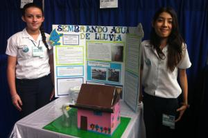 Stacy Sancho y Ángela Lizano estudiantes de la Escuela Líder La Aurora con su proyecto "Aprovechamiento de lluvia". Foto tomada por Catalina Trejos Stacy Sancho y Ángela Lizano estudiantes de la Escuela Líder La Aurora con su proyecto "Aprovechamiento de lluvia". Foto tomada por Catalina Trejos