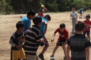 Niños y niñas de la comunidad Las Brisas, participaron de divertidos juegos durante el último día del club de verano. Foto por Adam Esquivel Montoya. Niños y niñas de la comunidad Las Brisas, participaron de divertidos juegos durante el último día del club de verano. Foto por Adam Esquivel Montoya.