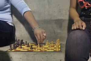 Jóvenes disfrutando de juegos de mesa. Fotografía cortesía del TCU 547. Jóvenes disfrutando de juegos de mesa. Fotografía cortesía del TCU 547.
