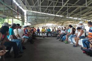 Reunión en la empacadora de banano. Proyecto IE-54 "Echando raíces juntos y juntas". Foto por: Beatriz Talavera Vargas. Reunión en la empacadora de banano. Proyecto IE-54 "Echando raíces juntos y juntas". Foto por: Beatriz Talavera Vargas.