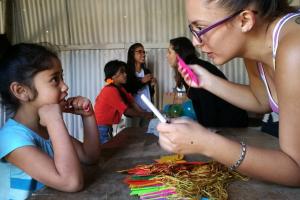 La acción social llega a comunidades con el fin de generar un cambio social. La fotografía fue tomada durante uno de los talleres impartidos por estudiantes del TC-568 a inicios del 2017 a escolares de las Las Brisas, en el cantón cartaginés de La Unión - foto Laura Paniagua. La acción social llega a comunidades con el fin de generar un cambio social. La fotografía fue tomada durante uno de los talleres impartidos por estudiantes del TC-568 a inicios del 2017 a escolares de las Las Brisas, en el cantón cartaginés de La Unión - foto Laura Paniagua.