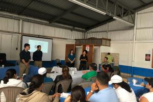 Cuatro estudiantes del TC-311 de la escuela de Enfermería UCR conversaron con los vecinos y líderes comunales. Fotografía: Edgar Chacón. Comunidad se une en defensa de la microcuenca del cantón de Alvarado