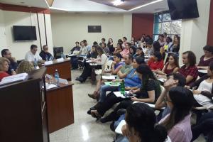 Los docentes compartieron pasajes de sus novelas, cuentos y poemas, con el objetivo de acercar a la audiencia, a conocer su trabajo como escritores. Foto por: Virginia Mena. Los docentes compartieron pasajes de sus novelas, cuentos y poemas, con el objetivo de acercar a la audiencia, a conocer su trabajo como escritores. Foto por: Virginia Mena.