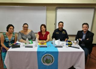 Representantes comunitarios participaron en la Sede Caribe en una mesa redonda sobre el tema de violencia y sociedad. Foto Johnny Arias. Representantes comunitarios participaron en la Sede Caribe en una mesa redonda sobre el tema de violencia y sociedad. Foto Johnny Arias.