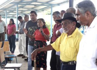 Los habitantes bröran plantearon a la delegación de la UCR algunos de los temas prioritarios para su comunidad. Foto Eduardo Muñoz Los habitantes bröran plantearon a la delegación de la UCR algunos de los temas prioritarios para su comunidad. Foto Eduardo Muñoz