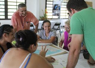 Con mesas de trabajo temáticas, el recinto de Golfito analizó cómo mejorar su vínculo con las organizaciones comunitarias de la zona sur. Foto Keiner Moraga Blanco. Con mesas de trabajo temáticas, el recinto de Golfito analizó cómo mejorar su vínculo con las organizaciones comunitarias de la zona sur. Foto Keiner Moraga Blanco.