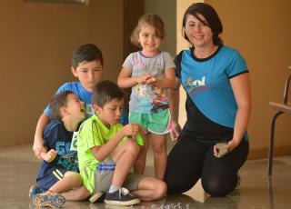 Mariela Calderón Hernández llegó a disfrutar del día familiar en compañía de su hija Emily, su hijo Ángel (de azul) y otros dos pequeños. Fotografía por Michael Álvarez. Mariela Calderón Hernández llegó a disfrutar del día familiar en compañía de su hija Emily, su hijo Ángel (de azul) y otros dos pequeños. Fotografía por Michael Álvarez.
