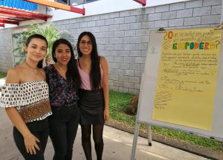 Las estudiantes de Enseñanza del castellano participaron de la actividad y compartieron sus experiencias de aprendizaje, retos y aportes a las mujeres de las comunidades turrialbeñas. Foto: Rebeca Gu. Las estudiantes de Enseñanza del castellano participaron de la actividad y compartieron sus experiencias de aprendizaje, retos y aportes a las mujeres de las comunidades turrialbeñas. Foto: Rebeca Gu.