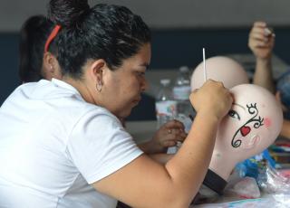 Un grupo de 20 mujeres seleccionadas por el INAMU participaron del Taller de Pintacaritas. Fotografía por Mariana Arce. Un grupo de 20 mujeres seleccionadas por el INAMU participaron del Taller de Pintacaritas. Fotografía por Mariana Arce.
