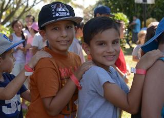 En los Campamentos de Desarrollo Humano los niños y niñas tienen la oportunidad de compartir con sus semejantes, jugar y aprender en un ambiente de sana convivencia (foto Laura Rodríguez). En los Campamentos de Desarrollo Humano los niños y niñas tienen la oportunidad de compartir con sus semejantes, jugar y aprender en un ambiente de sana convivencia (foto Laura Rodríguez).