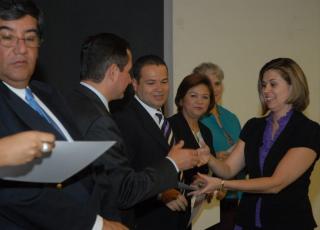 En los actos de calusura de los cursos de educación continua se entregan certificados de aprovechamiento, reconocidos por el Servicio Civil y otorgados por la Vicerrectoria de Acción Social de la Universidad de Costa RIca. En la fotografía el acto de clausura de los cursos de Educación Continua de la Facultad de Derecho, Auditorio Alberto Brenes Córdoba, 2010. / Archivo.