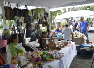 La Feria no sólo es un espacio para ir a comprar, también es un lugar donde se acude a informarse y aprender sobre semillas criollas, artesanias, jardinería, abonos orgánicos, plantas medicinales que custodian los campesinos y que precisamente se pueden conocer, desde su manera de producirlos hasta los secretos ancestrales heredados por los abuelos y abuelas de estos campesinos. Foto: Jafeth Mora. La Feria no sólo es un espacio para ir a comprar, también es un lugar donde se acude a informarse y aprender sobre semillas criollas, artesanias, jardinería, abonos orgánicos, plantas medicinales que custodian los campesinos y que precisamente se pueden conocer, desde su manera de producirlos hasta los secretos ancestrales heredados por los abuelos y abuelas de estos campesinos. Foto: Jafeth Mora.