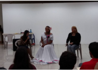 Día del conversatorio con las estudiantes trans que participaron junto a estudiantes y docentes en la Sala del Girasol, ubicada en la Facultad de Estudios Generales. En este conversatorio se abordó todo el tema de la discriminación y violencia que han pasado y continúan pasando estas mujeres que luchan cada día con la transfobia y todo lo relacionado al rechazo. Foto: Soledad Hernández. Día del conversatorio con las estudiantes trans que participaron junto a estudiantes y docentes en la Sala del Girasol, ubicada en la Facultad de Estudios Generales. En este conversatorio se abordó todo el tema de la discriminación y violencia que han pasado y continúan pasando estas mujeres que luchan cada día con la transfobia y todo lo relacionado al rechazo. Foto: Soledad Hernández.