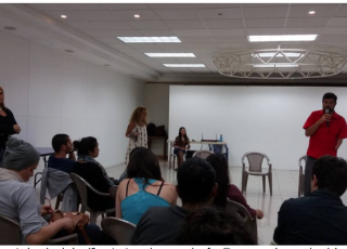 En el conversatorio las estudiantes comentaron sus dificultades para llegar a estudiar, algunas incluso tienen hasta 16 años de no ingresar al aula, algo que no sólo muestra la gran discriminación y exclusión del sistema educativo del país hacia esta población, también refleja el enorme valor que tiene para ellas Transvida educación y la labor de los estudiantes de TCU. Foto: Soledad Hernández. En el conversatorio las estudiantes comentaron sus dificultades para llegar a estudiar, algunas incluso tienen hasta 16 años de no ingresar al aula, algo que no sólo muestra la gran discriminación y exclusión del sistema educativo del país hacia esta población, también refleja el enorme valor que tiene para ellas Transvida educación y la labor de los estudiantes de TCU. Foto: Soledad Hernández.