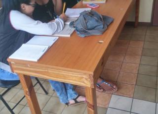 Las clases están caracterizadas por ser muy prácticas, en el caso del estudiante Mauricio Morera, él se encarga de las clases de octavo año y de bachillerato, donde practicar problemas de exámenes viejos es una de las claves, buscar que al menos comprendan un problema al día esto en el caso de bachillerato, pero con las estudiantes de octavo, fue consultar el libro de octavo de Educación Abierta. Foto: Mauricio Morera. Las clases están caracterizadas por ser muy prácticas, en el caso del estudiante Mauricio Morera, él se encarga de las clases de octavo año y de bachillerato, donde practicar problemas de exámenes viejos es una de las claves, buscar que al menos comprendan un problema al día esto en el caso de bachillerato, pero con las estudiantes de octavo, fue consultar el libro de octavo de Educación Abierta. Foto: Mauricio Morera.