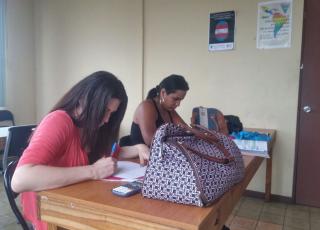 Aprender a utilizar la calculadora científica es otra de las actividades más importantes de las tutorías ya que son una herramienta esencial para el desarrollo de los problemas de matemática. En la foto, Kerlyn (rosado) y Tiffany (negro) se preparaban para hacer sus exámenes de bachillerato. Foto: Mauricio Morera. Aprender a utilizar la calculadora científica es otra de las actividades más importantes de las tutorías ya que son una herramienta esencial para el desarrollo de los problemas de matemática. En la foto, Kerlyn (rosado) y Tiffany (negro) se preparaban para hacer sus exámenes de bachillerato. Foto: Mauricio Morera.