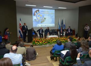 La Academia de la Organización Internacional del Trabajo (OIT) sobre Economía Social Solidaria tuvo la presencia del Presidente de la República Luis Guillermo Solís en su inauguración, el mandatario manifestó que un aspecto clave para el desarrollo social solidario es precisamente la educación, ante esto recordó su apoyo a las universidades públicas y su respectivo presupuesto. Foto: Karla Richmond. La Academia de la Organización Internacional del Trabajo (OIT) sobre Economía Social Solidaria tuvo la presencia del Presidente de la República Luis Guillermo Solís en su inauguración, el mandatario manifestó que un aspecto clave para el desarrollo social solidario es precisamente la educación, ante esto recordó su apoyo a las universidades públicas y su respectivo presupuesto. Foto: Karla Richmond.