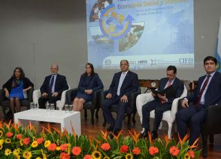 La apertura de la Academia tuvo lugar en el auditorio de la Facultad de Educación y contó con la presencia del señor Presidente de la República, Luis Guillermo Solís Rivera; de la primera dama de la República, Mercedes Peñas Domingo; del presidente de la Asamblea Legislativa, Antonio Álvarez Desanti; del Ministro de Trabajo, Carlos Alvarado Quesada; del rector de la UCR, Henning Jensen Pennington; y de la directora subregional de la OIT para Centroamérica, Haití y República Dominicana, Carmen Moreno González. Foto: Karla Richmond. La apertura de la Academia tuvo lugar en el auditorio de la Facultad de Educación y contó con la presencia del señor Presidente de la República, Luis Guillermo Solís Rivera; de la primera dama de la República, Mercedes Peñas Domingo; del presidente de la Asamblea Legislativa, Antonio Álvarez Desanti; del Ministro de Trabajo, Carlos Alvarado Quesada; del rector de la UCR, Henning Jensen Pennington; y de la directora subregional de la OIT para Centroamérica, Haití y República Dominicana, Carmen Moreno Gonzále