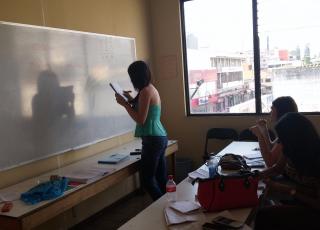 La motivación es indispensable para mantenerse en el programa, por eso mientras Mauricio da las tutorías, las motiva con frases como “No importa cuanto duren sacando el bachillerato, cada vez que hagan el examen están más cerca de lograrlo” y también “En algún momento se graduarán y comenzará una nueva vida, mejor pagada, más valorada y con posibilidad de seguir estudiando”. En la foto, Kerlyn, Aphril y Meghan, quién es la primer graduada de bachillerato en TRANSVIDA. Foto: Mauricio Morera. La motivación es indispensable para mantenerse en el programa, por eso mientras Mauricio da las tutorías, las motiva con frases como “No importa cuanto duren sacando el bachillerato, cada vez que hagan el examen están más cerca de lograrlo” y también “En algún momento se graduarán y comenzará una nueva vida, mejor pagada, más valorada y con posibilidad de seguir estudiando”. En la foto, Kerlyn, Aphril y Meghan, quién es la primer graduada de bachillerato en TRANSVIDA. Foto: Mauricio Morera.