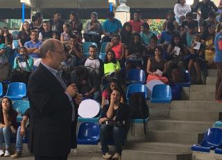 El rector de la Universidad de Costa Rica Dr. Henning Jensen Pennington dió la bienvenida a los más de 140 estudiantes colegiales de los territorios indígenas. Fotografía de: Lillianne Sánchez Angulo. El rector de la Universidad de Costa Rica Dr. Henning Jensen Pennington dió la bienvenida a los más de 140 estudiantes colegiales de los territorios indígenas. Fotografía de: Lillianne Sánchez Angulo.