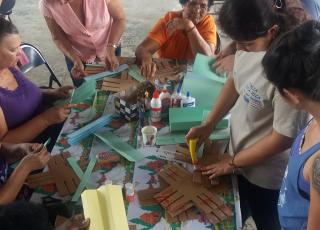 Taller de reciclaje con adultos y adultos mayores en la comunidad de Ciudad Cortés el Encuentro Comunal en la zona del humedal Térraba-Sierpe dentro del marco del "Foro de Acción Social: La Interacción Universidad- Sociedad: propuestas y desafíos a 100 años de la Reforma de Córdoba." Autoría Rocío Jiménez Montero. Encuentro Comunitario: La acción social de la UCR en la zona del Humedal Térraba-Sierpe