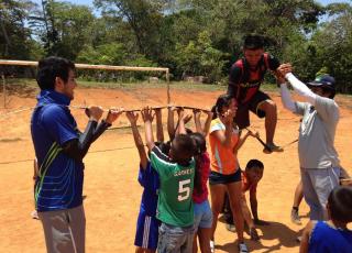 En su vínculo con la sociedad, la UCR respalda a organizaciones comunitarias para mejorar la calidad de los habitantes. En la foto se realiza una actividad recreativa en la comunidad indígena de Salitre, en la zona sur del país. Foto archivo VAS En su vínculo con la sociedad, la UCR respalda a organizaciones comunitarias para mejorar la calidad de los habitantes. En la foto se realiza una actividad recreativa en la comunidad indígena de Salitre, en la zona sur del país. Foto archivo VAS